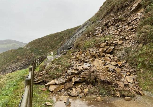 Las fuertes lluvias del pasado año provocaron un desprendimiento en un tramo del paseo de Kobaron y permanece cortado desde entonces.