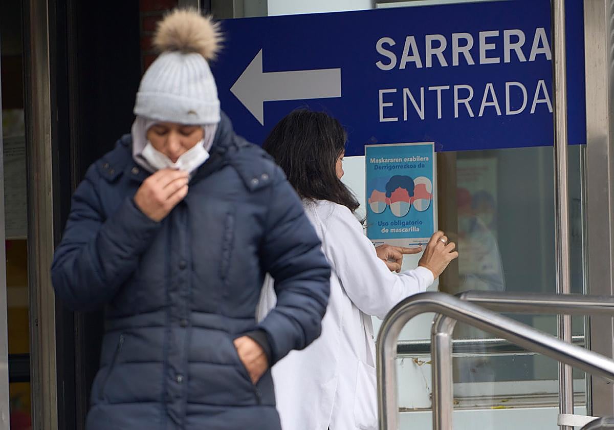 La mascarilla dejará de ser obligatoria en los centros de salud vascos a partir del viernes