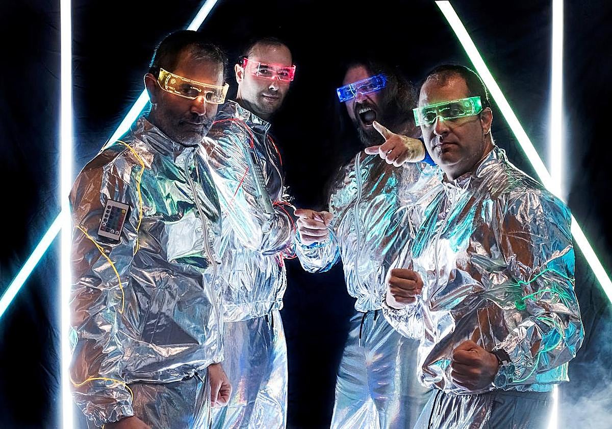 ¿Son Devo? No, son los renos: Iván (batería), Ander (bajo), Mikel (guitarra) y Jevo (guitarra y voz).