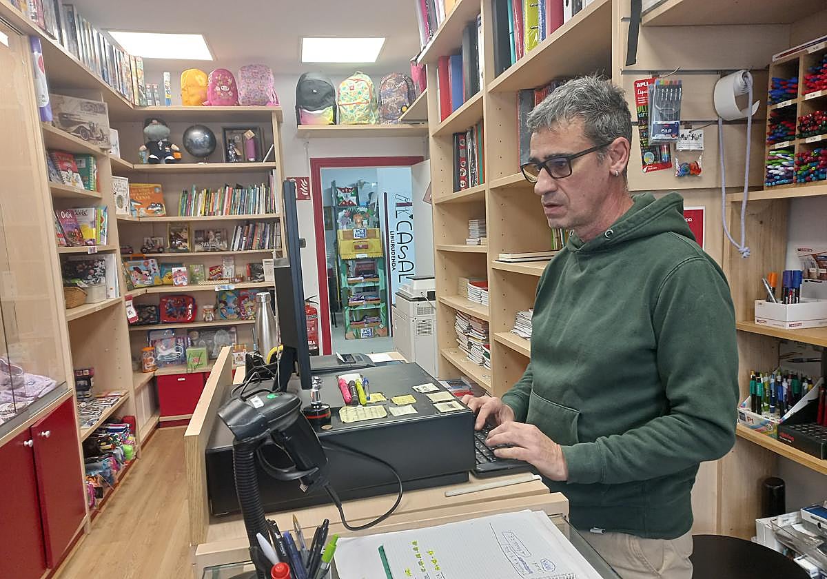 Iñaki Gonzalo Casal, propietario de la única librería de Romo, considera que gana «visibilidad» con el programa Gertu.