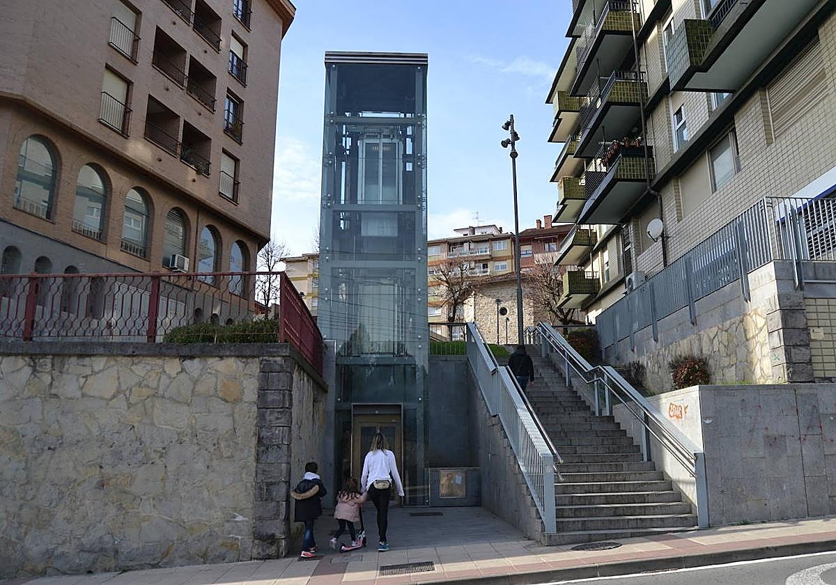 El ascensor tendrá nuevas puertas de cristal y mejor iluminación para garantizar la seguridad.