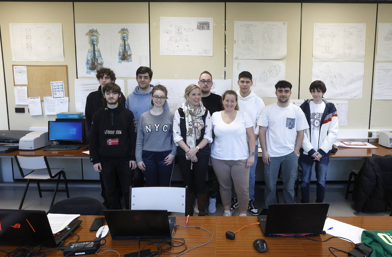 Ainara Leiba, en el centro, junto a los alumnos que representan al centro en el concurso.