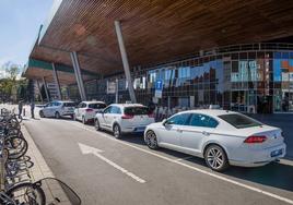 Varios taxis esperan en la estación de autobuses de Vitoria.