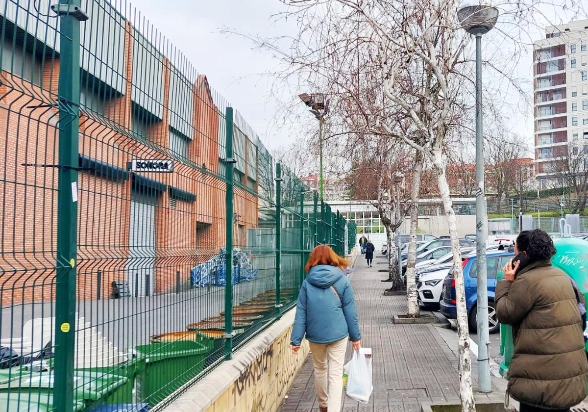 La mejora de seguridad en el acceso al barrio por la discoteca Sonora es otra de las demandas del grupo.