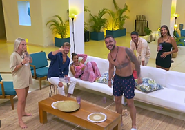 Le ponen los cuernos, su novia dice que «no se le levanta» y después se toma la revancha con saludo a su pareja incluido