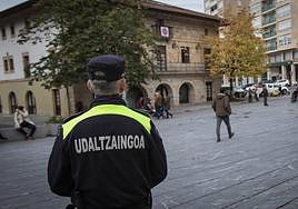 Un policía municipal de Galdakao en la localidad.