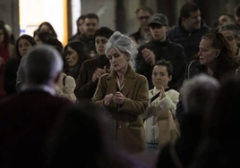 Varias mujeres aplauden en la concentración de este lunes en Tolosa.