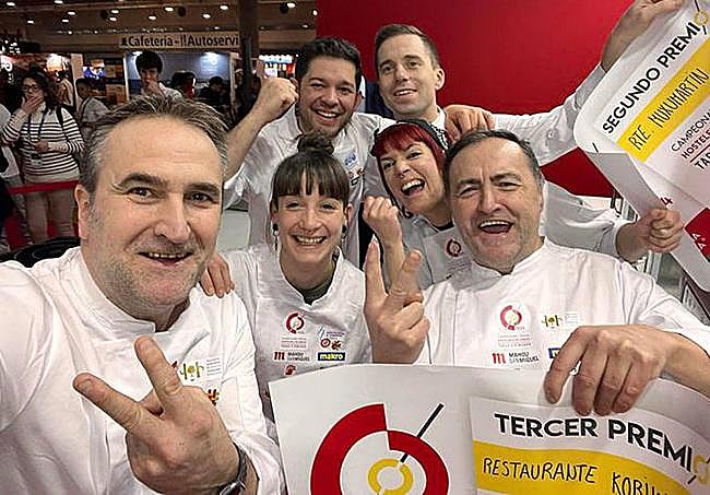 Íñigo Kortabitarte y su hermano Koldo, del Kobika de Durango, festejan el 3º premio de su pincho de conejo.