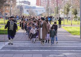 Escolares de Salburua salen a la calle a cantar a Santa Águeda.