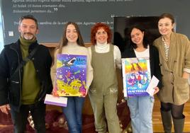 Naroa Moreiro muestra su diseño, a la izquierda, que se ha alzado como ganador para representar el Carnaval marinero de este año, mientras Adriana Yharell Sánchez enseña, a la derecha, su creación, la más votada en redes sociales.