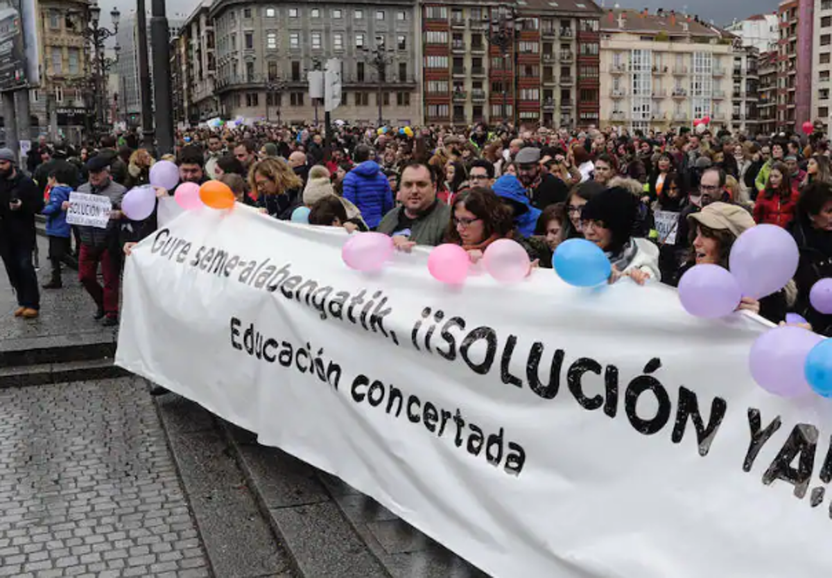 Las familias de los colegios concertados se manifiestan hoy para exigir el final de los paros