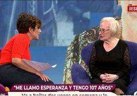 Sonsoles y la mujer de 107 años, en un momento de la entrevista.