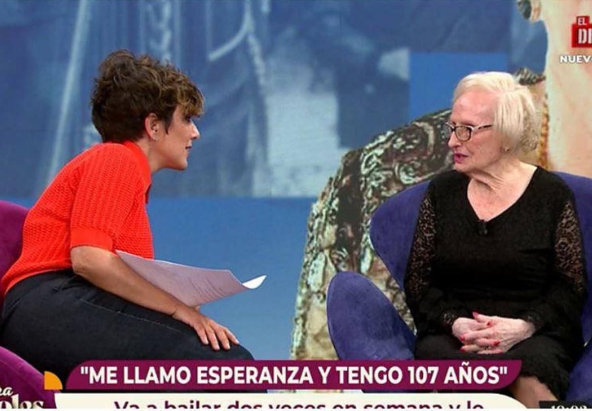 Sonsoles y la mujer de 107 años, en un momento de la entrevista.