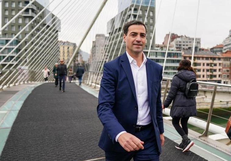 Pradales pasea por el Puente Zubizuri de Bilbao.