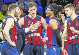 Dusko Ivanovic reparte instrucciones entre sus jugadores durante el duelo contra el Maccabi.