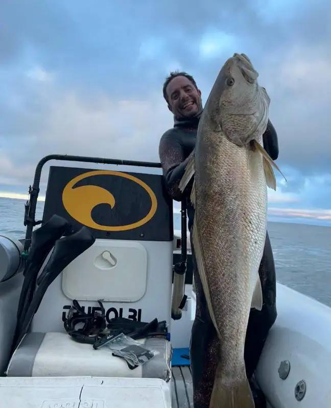 Iker Agirrezabala, con la corvina gigante en el barco.