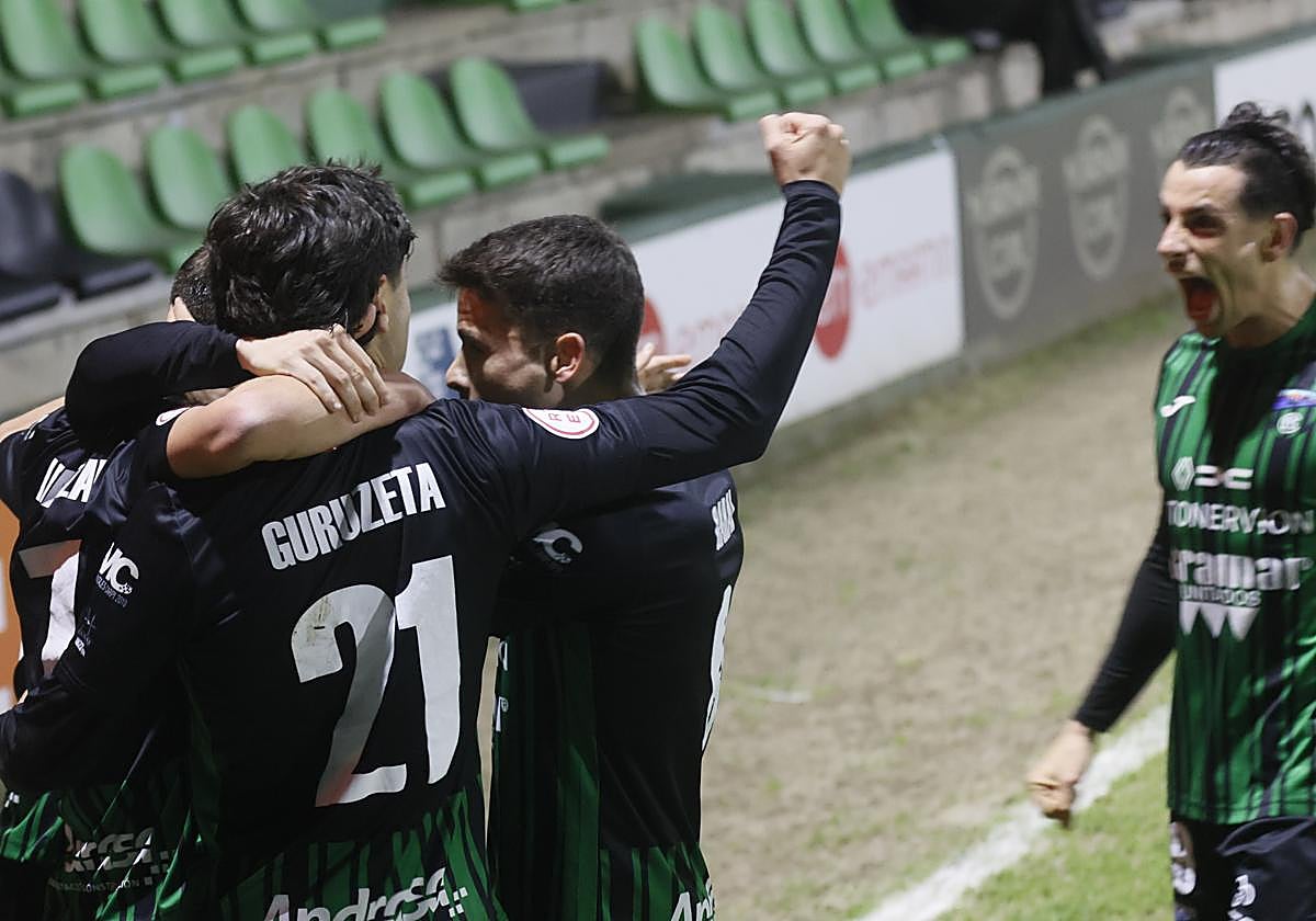 Los jugadores del River celebran el gol de la victoria.