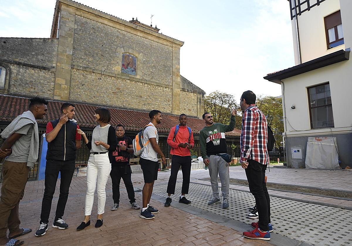 El párroco de la iglesia de San Nicolas, Javier Garay, ayuda a inmigrantes a aprender castellano.