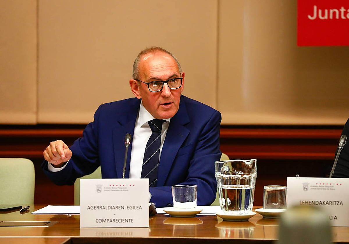 Ramiro González, en una comisión de las Juntas Generales.