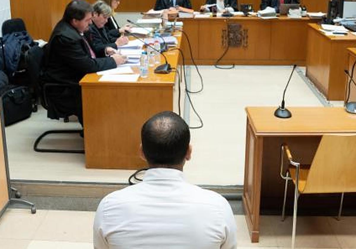 Una amiga de la víctima de Dani Alves dice que la agredida salió del baño llorando y contando que el exfutbolista le había hecho «mucho daño»