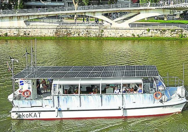 El EkoKat es un barco eléctrico que sirve de pruebas.