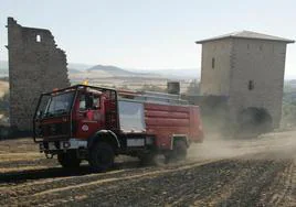 El Mercedes-Benz 1935 de los bomberos de Álava, que se subasta a partir de 3.500 euros, en plena faena en el pueblo de Guevara en 2005.