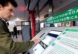 Gorka Zubiaurre, concejal en el Ayuntamiento, en una foto de archivo haciendo uso de la oficina electrónica municipal ubicada en el polideportivo de Lasesarre.