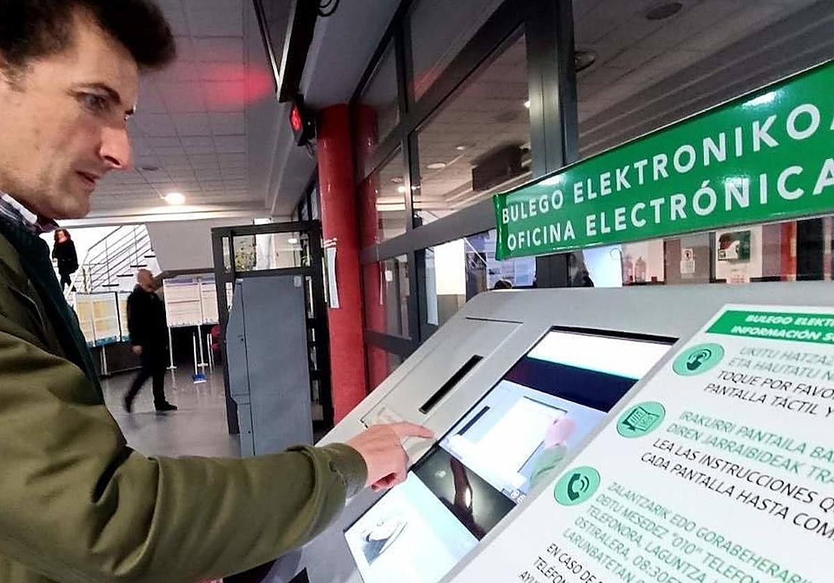 Gorka Zubiaurre, concejal en el Ayuntamiento, en una foto de archivo haciendo uso de la oficina electrónica municipal ubicada en el polideportivo de Lasesarre.