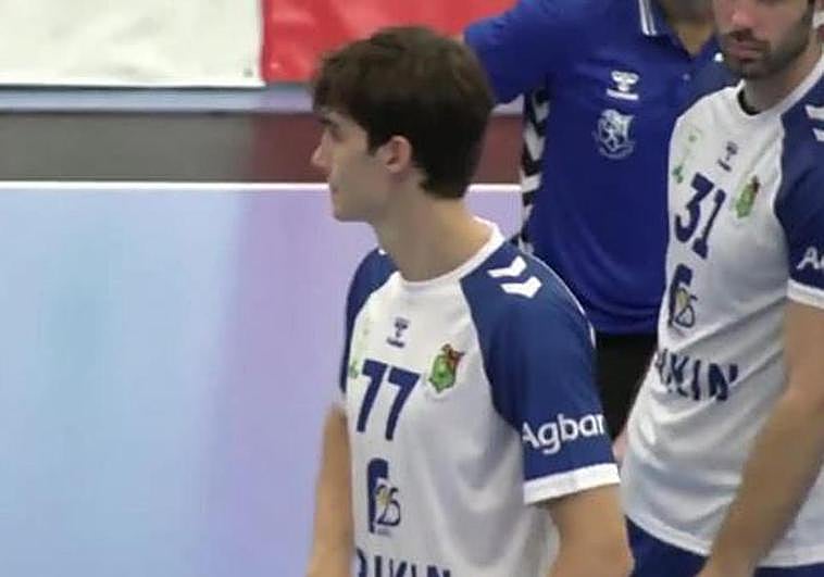 Pablo Urdangarin celebra un triunfo de su equipo con su prima Victoria Federica