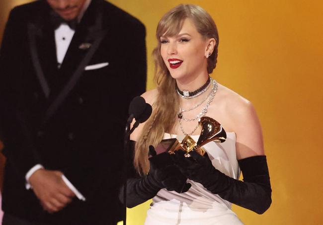 Swift recibe el premio al mejor álbum del año.