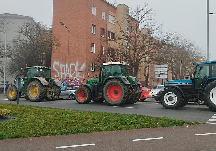 Los primeros tractores en caravana que han llegado a Vitoria han cruzado Adurza al filo de las 9.00 horas.