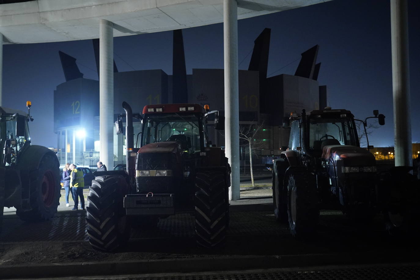 Una histórica tractorada protesta en Júndiz tras causar atascos en Vitoria y Rioja Alavesa