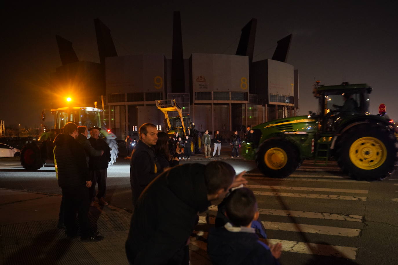 Una histórica tractorada protesta en Júndiz tras causar atascos en Vitoria y Rioja Alavesa