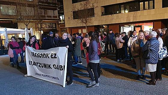 Llodio se solidariza con la víctima de la agresión machista en el polideportivo