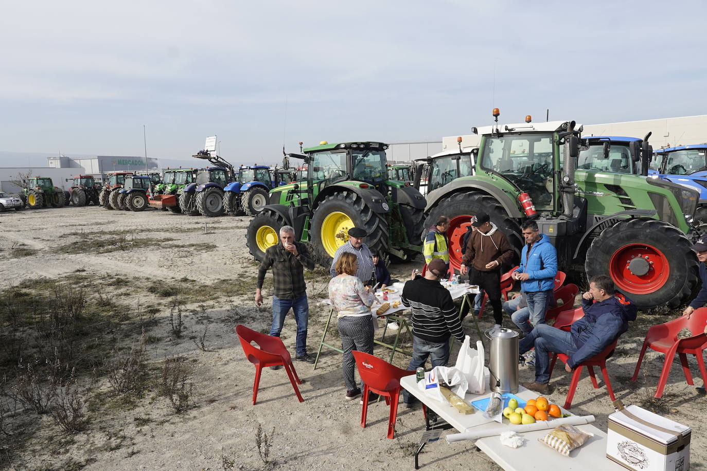 Una histórica tractorada protesta en Júndiz tras causar atascos en Vitoria y Rioja Alavesa
