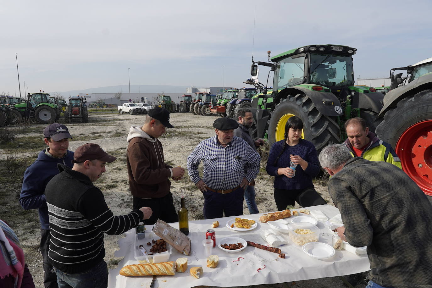 Una histórica tractorada protesta en Júndiz tras causar atascos en Vitoria y Rioja Alavesa