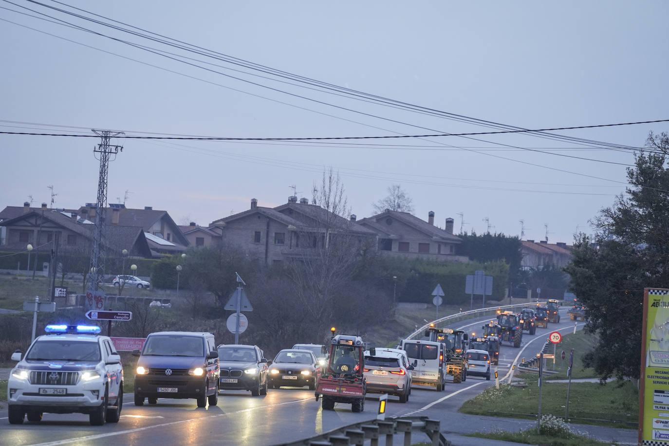 Una histórica tractorada protesta en Júndiz tras causar atascos en Vitoria y Rioja Alavesa