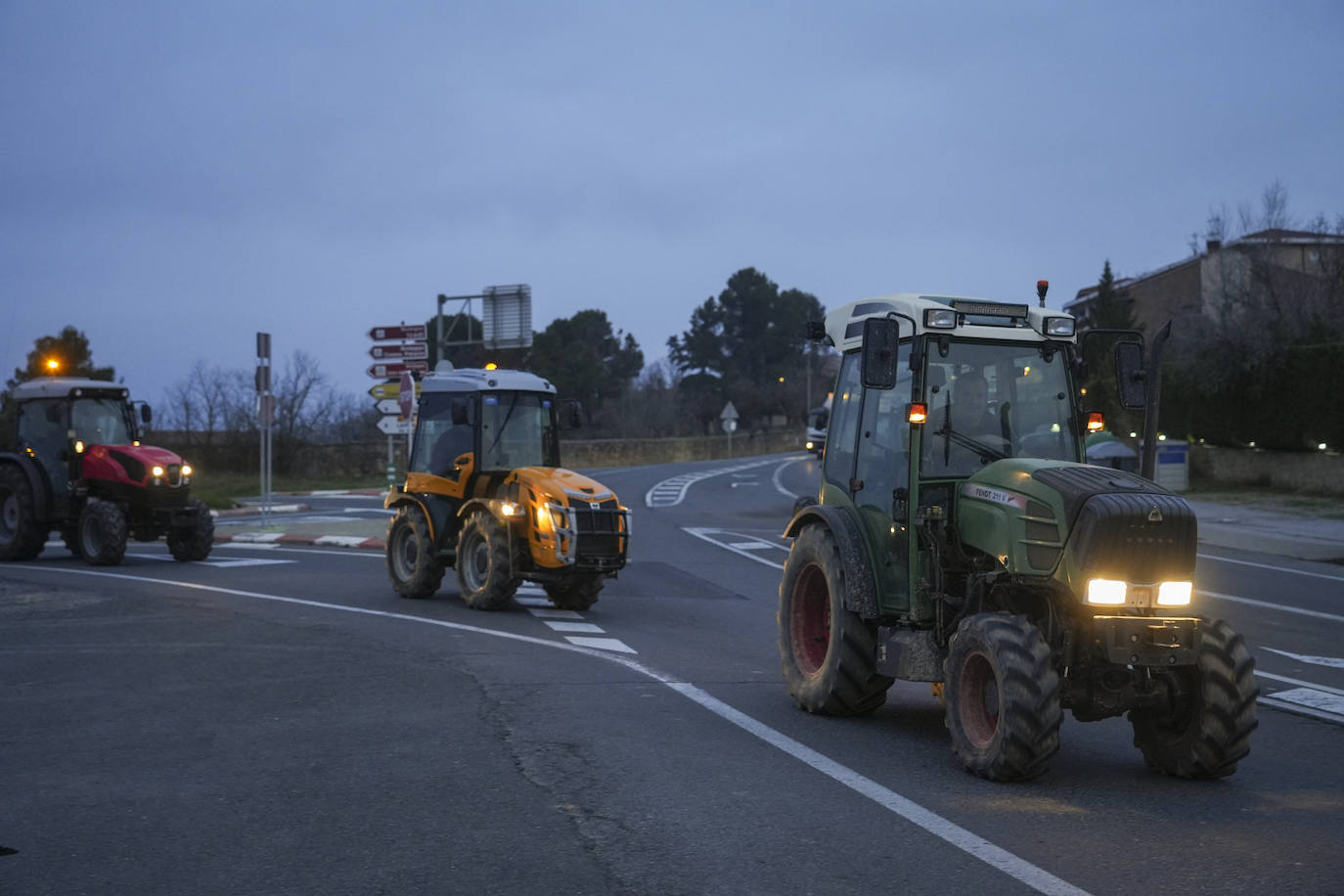 Una histórica tractorada protesta en Júndiz tras causar atascos en Vitoria y Rioja Alavesa