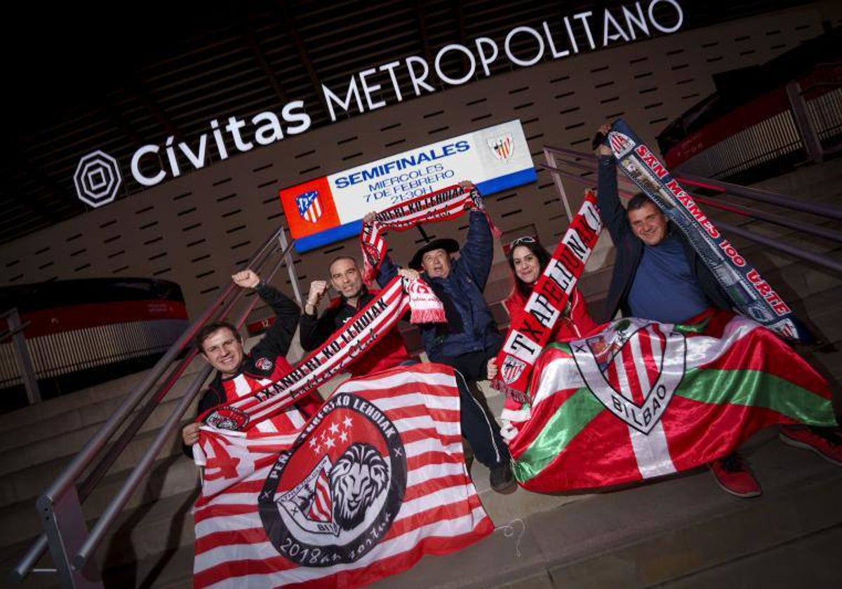 Francisco González, Julio Sánchez hijo, Julio Sánchez padre, Patricia Acosta y Félix Ribadulla el martes ante el Civitas Metropolitano.