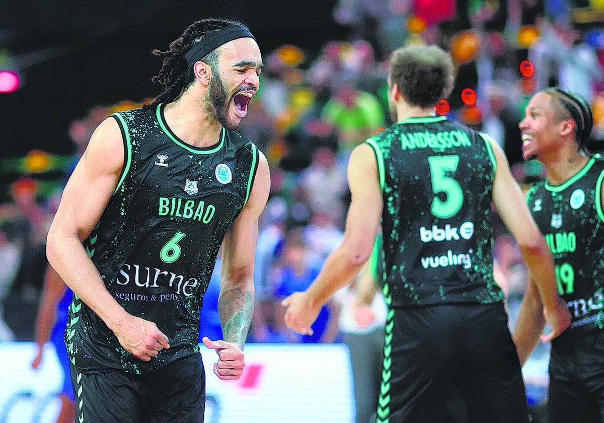 Killeya-Jones celebra una canasta en el partido contra el Oporto, con Andersson y Pantzar al fondo.