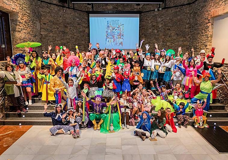 La foto de familia de las 25 comparsas del Carnaval de Vitoria.