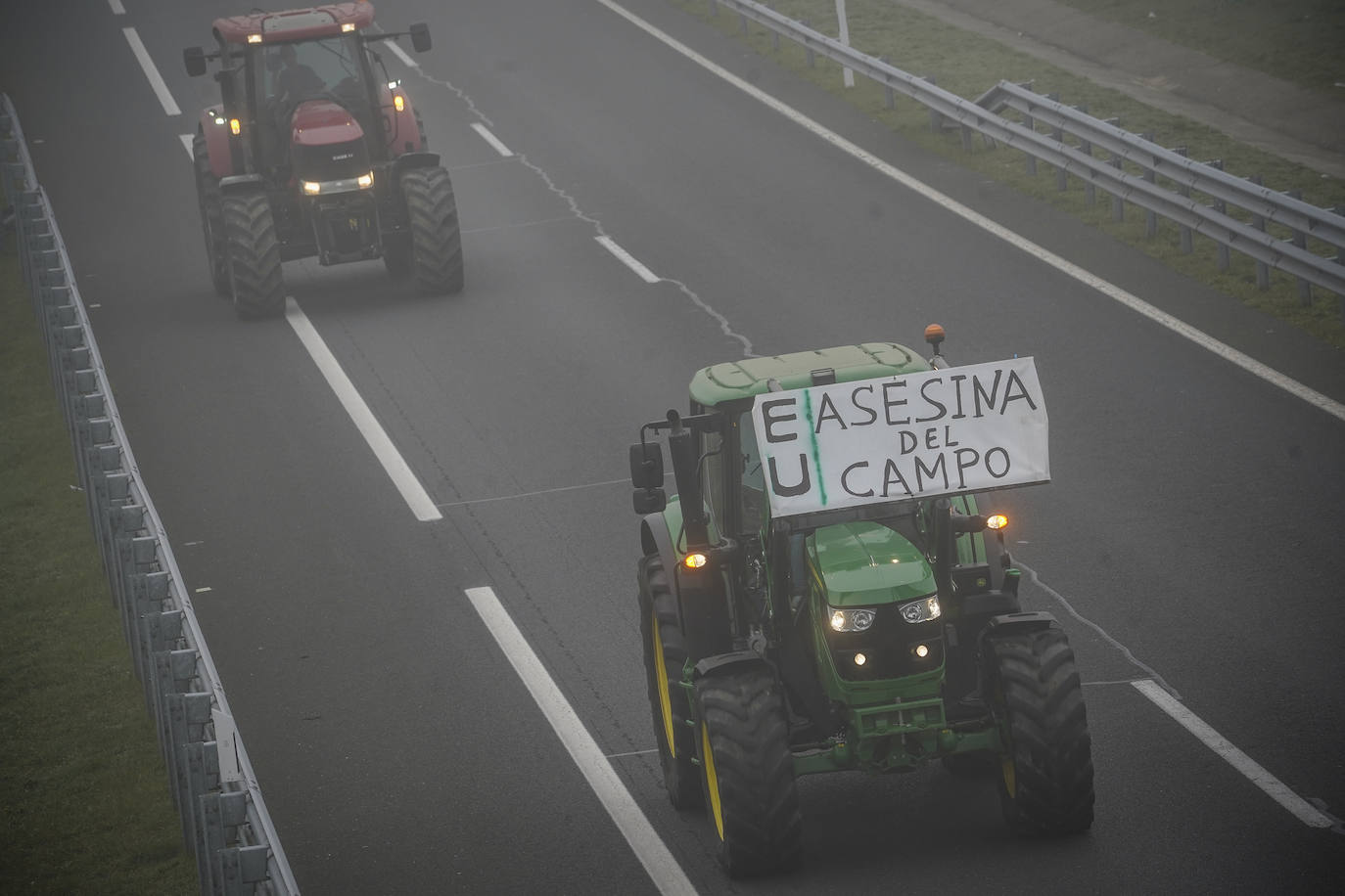 Una histórica tractorada protesta en Júndiz tras causar atascos en Vitoria y Rioja Alavesa