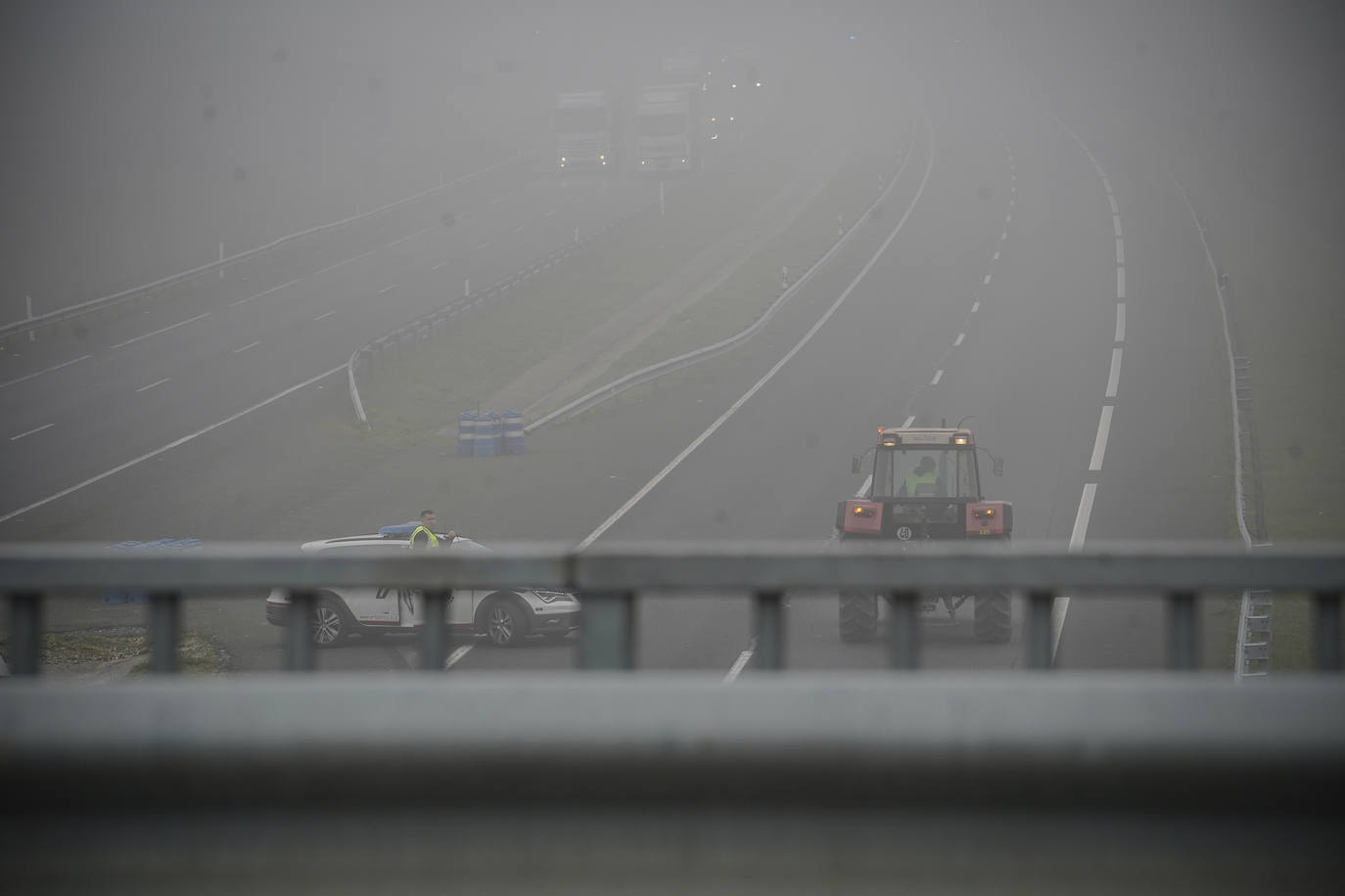 Una histórica tractorada protesta en Júndiz tras causar atascos en Vitoria y Rioja Alavesa