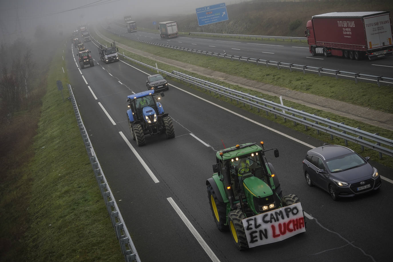 Una histórica tractorada protesta en Júndiz tras causar atascos en Vitoria y Rioja Alavesa