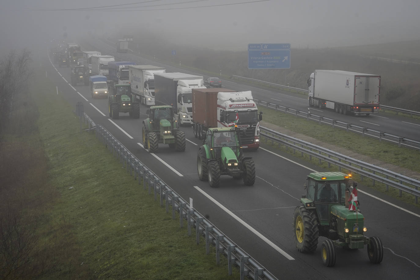 Una histórica tractorada protesta en Júndiz tras causar atascos en Vitoria y Rioja Alavesa