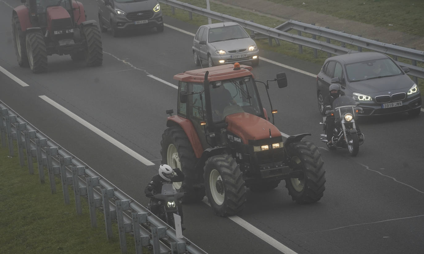 Una histórica tractorada protesta en Júndiz tras causar atascos en Vitoria y Rioja Alavesa