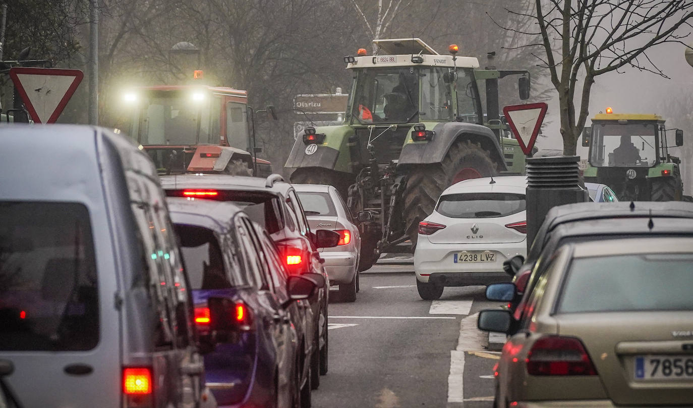Una histórica tractorada protesta en Júndiz tras causar atascos en Vitoria y Rioja Alavesa