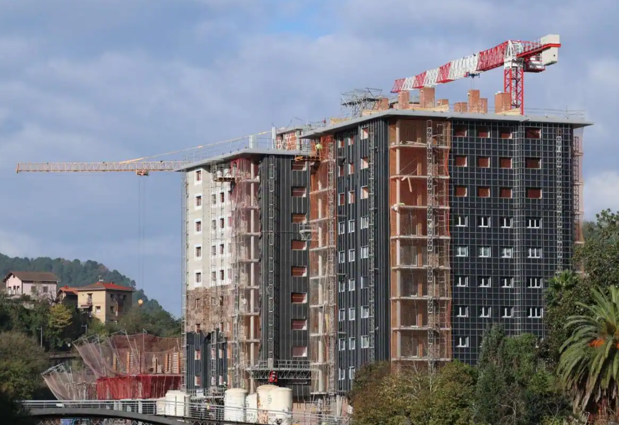Bloques de viviendas en construcción en el barrio de Altzate de Rentería y Lezo.