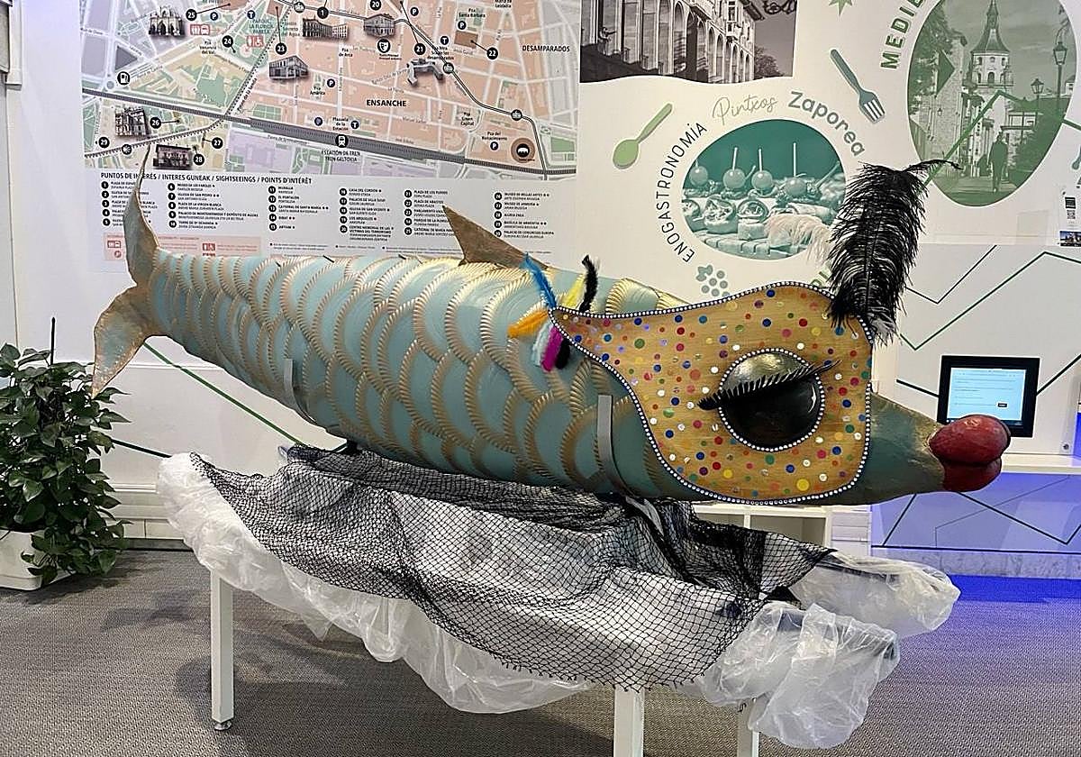 La Sardina de Carnaval, en la oficina de Turismo de Vitoria.