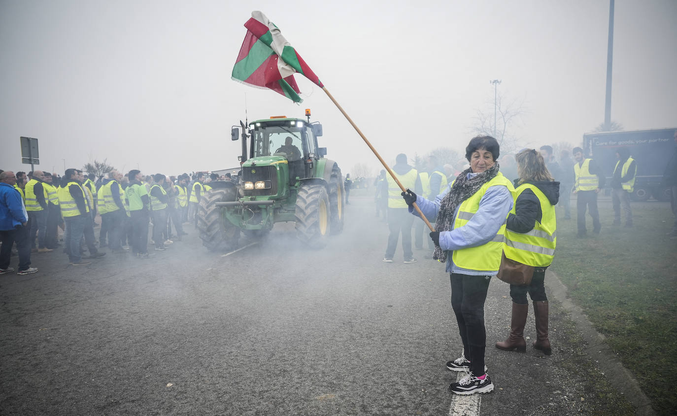 Una histórica tractorada protesta en Júndiz tras causar atascos en Vitoria y Rioja Alavesa